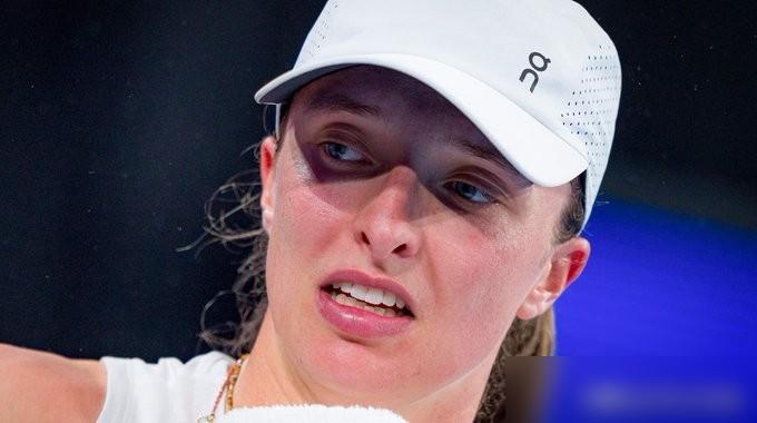 别再骂教练了，斯瓦泰克五年噩梦的引爆点，根本不是球场，而是她身边那个心理医生。