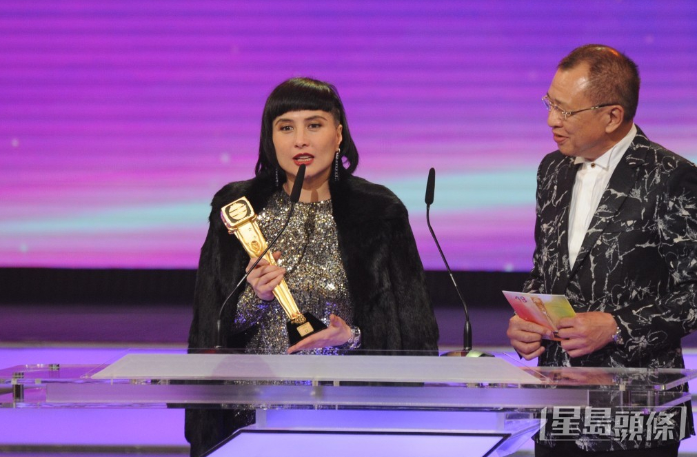 【何超仪自认胆小最崇拜大姐何超琼】何超仪称出道时被妈妈劝别献丑 据星岛头条，香港