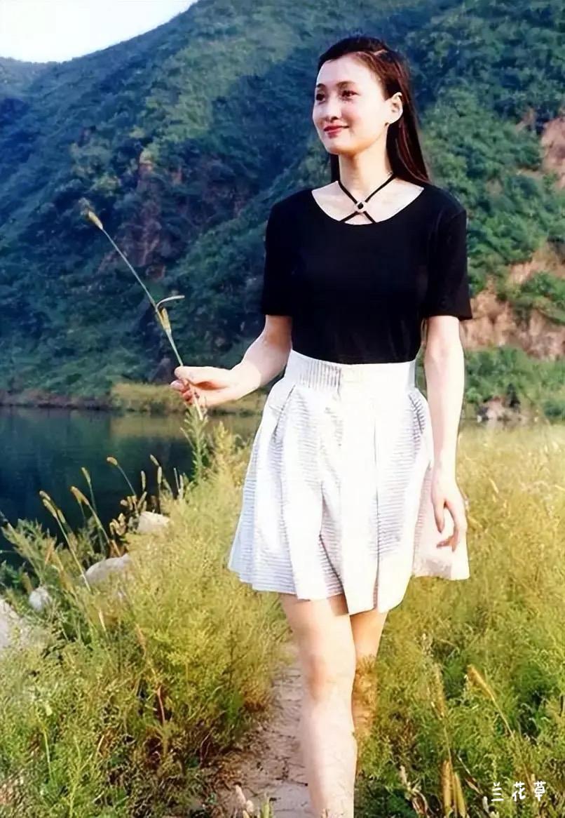 林芳兵今昔对比照，是年轻的漂亮，还是年老的有魅力？
林芳兵丈夫李凌，是一位音乐家