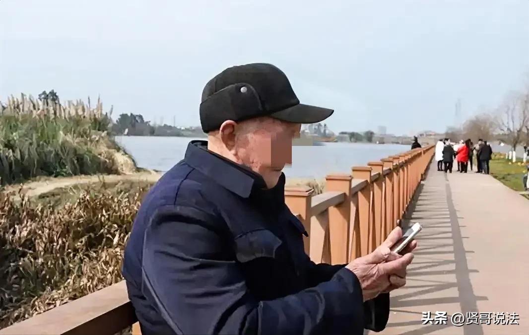 太奇葩了！上海，一五旬大妈伪装成妙龄女子，同有钱大爷在网上谈起了恋爱，为让大爷自