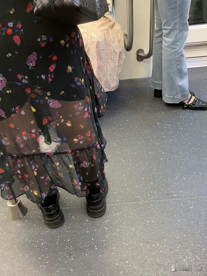 今天去体检，人好多啊，都快被挤死了，多久才能到