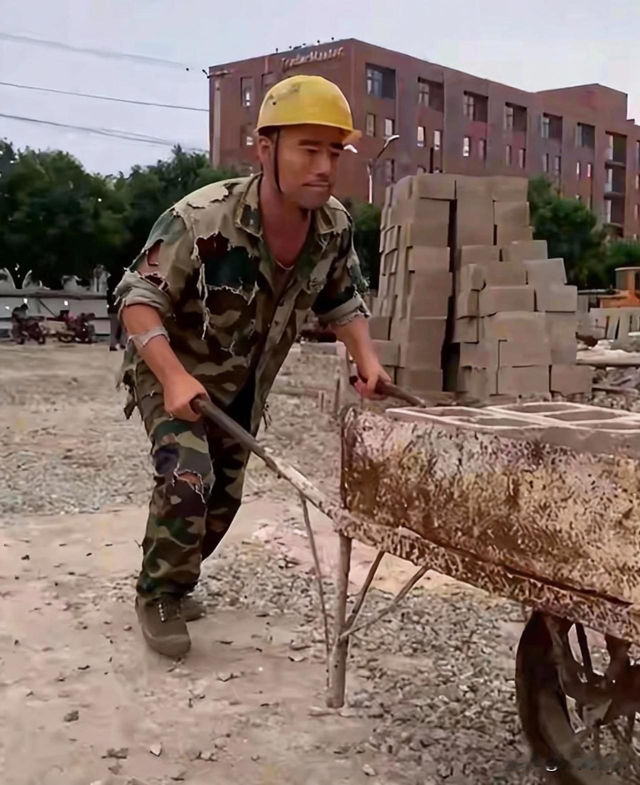 网红“易火不易活”，当年的旭日阳刚，一个上工地，一个开路虎。

      14