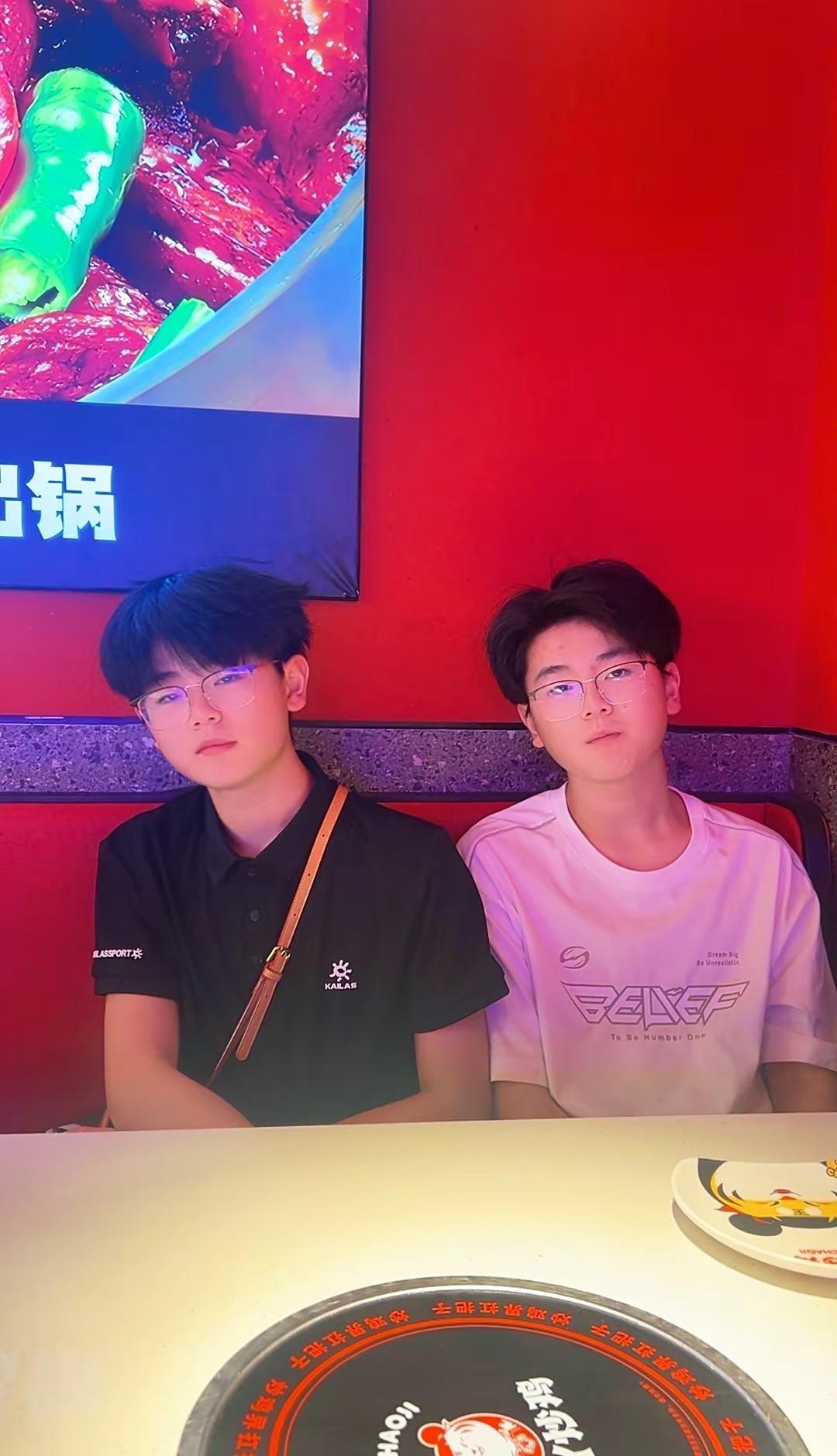 周岁14，虚岁40的商务男，我的两位街搭子，拉风不，他们的审美我欣赏不来，又不得