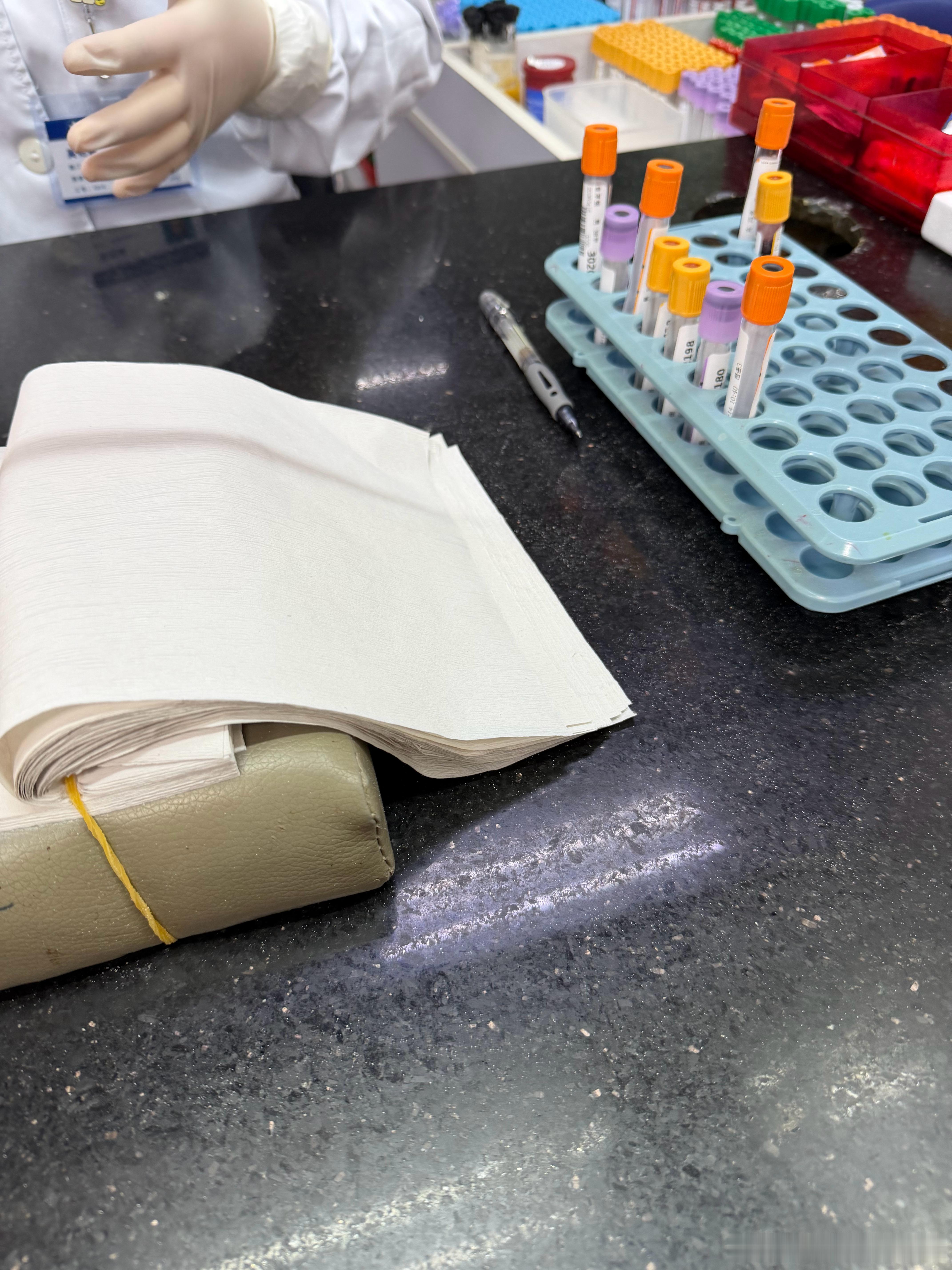 人到中年老命要紧被我老婆拎着来做各种体检抽了七管血感觉自己中午要多吃点下午还要补