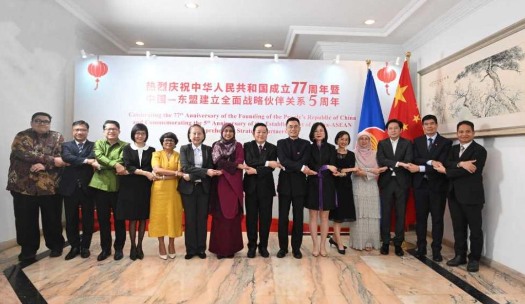 最近看到一篇港媒评论，讲中美竞争下东盟怎么“不选边”，角度挺有意思。文章说，中美