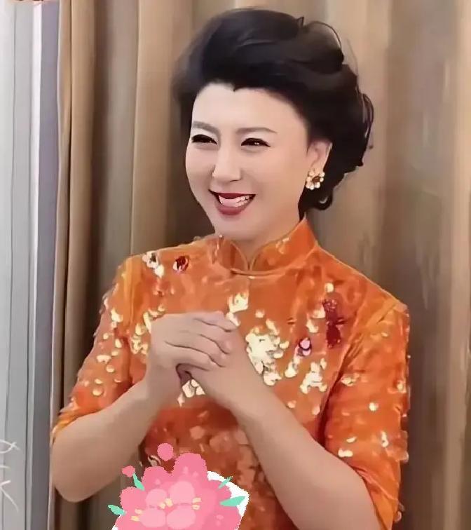 闫学晶晒三亚度假照，一手拎爱马仕，一手举香槟，背景是游艇和晚霞。

评论区瞬间炸