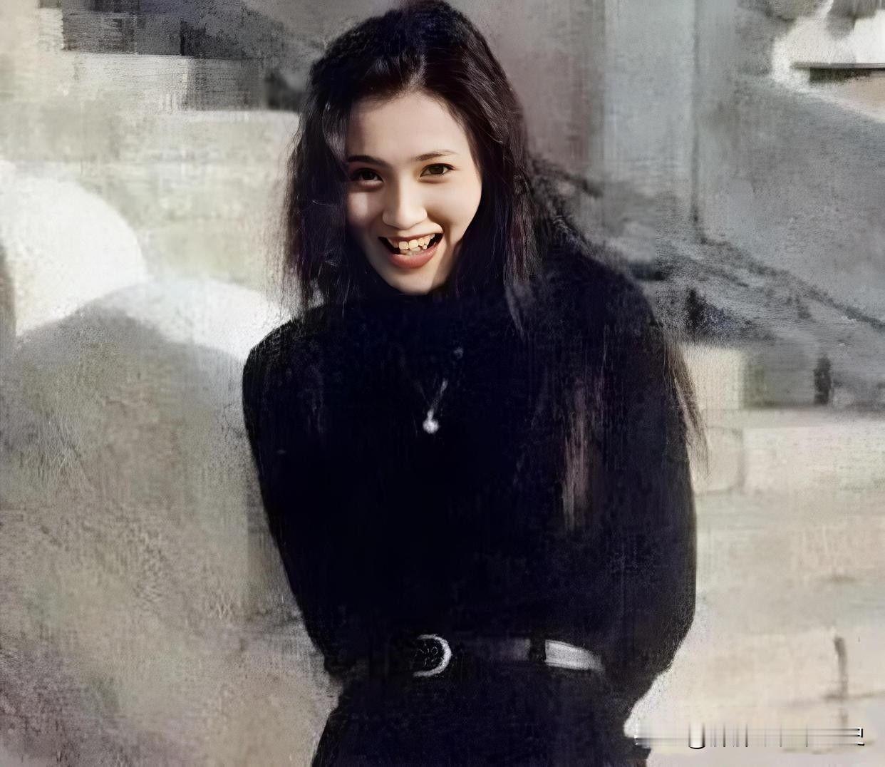 90年代，一位漂亮女孩在东莞打工时的留影，这才是真正的纯天然美女！其精致的容貌完