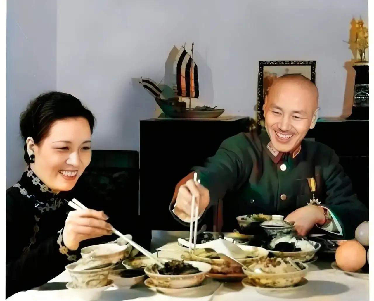 举案齐眉，夫唱妇随。
#老照片#