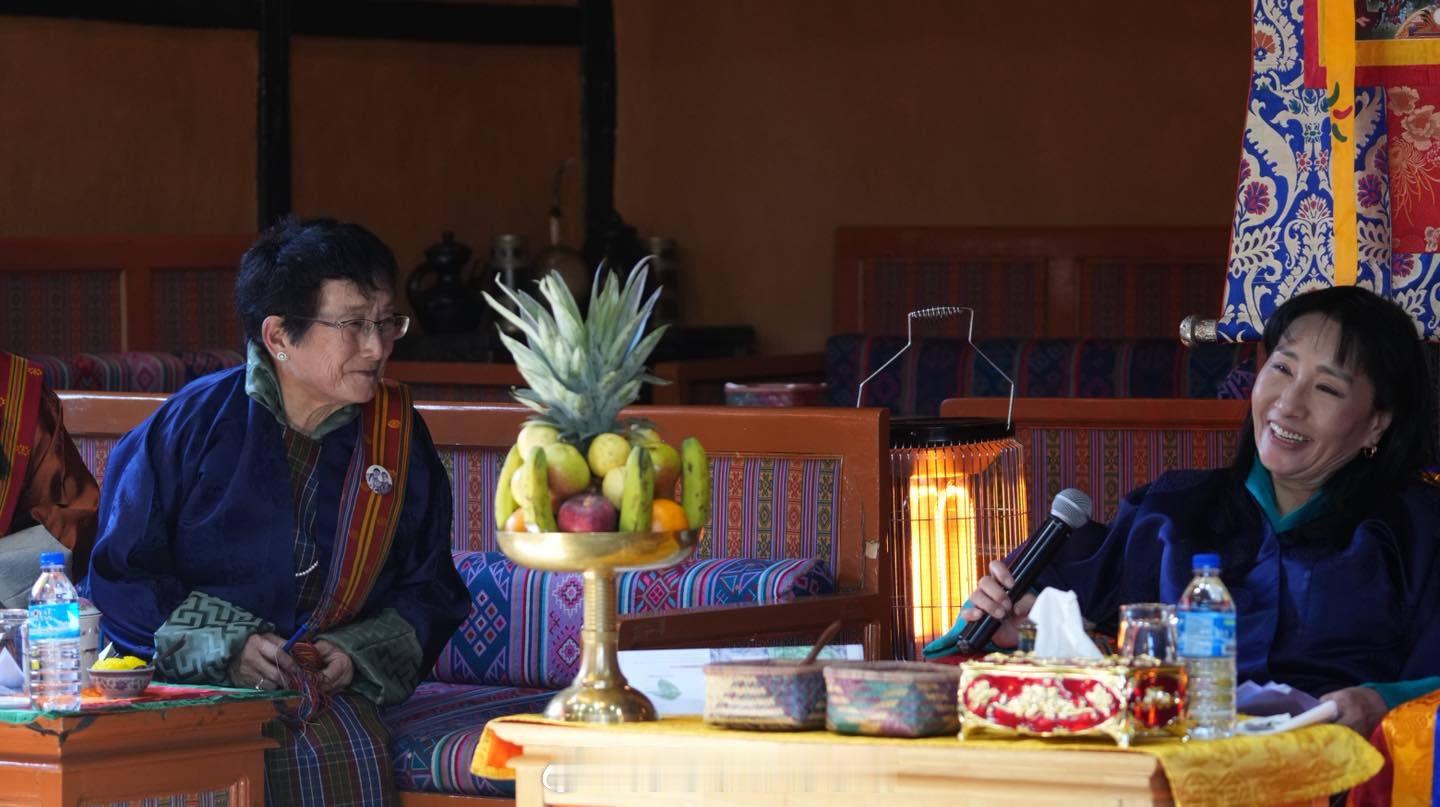 王室王室不丹王室 2025年12月10日，县城二王后和大公主出席名下基金会的活动