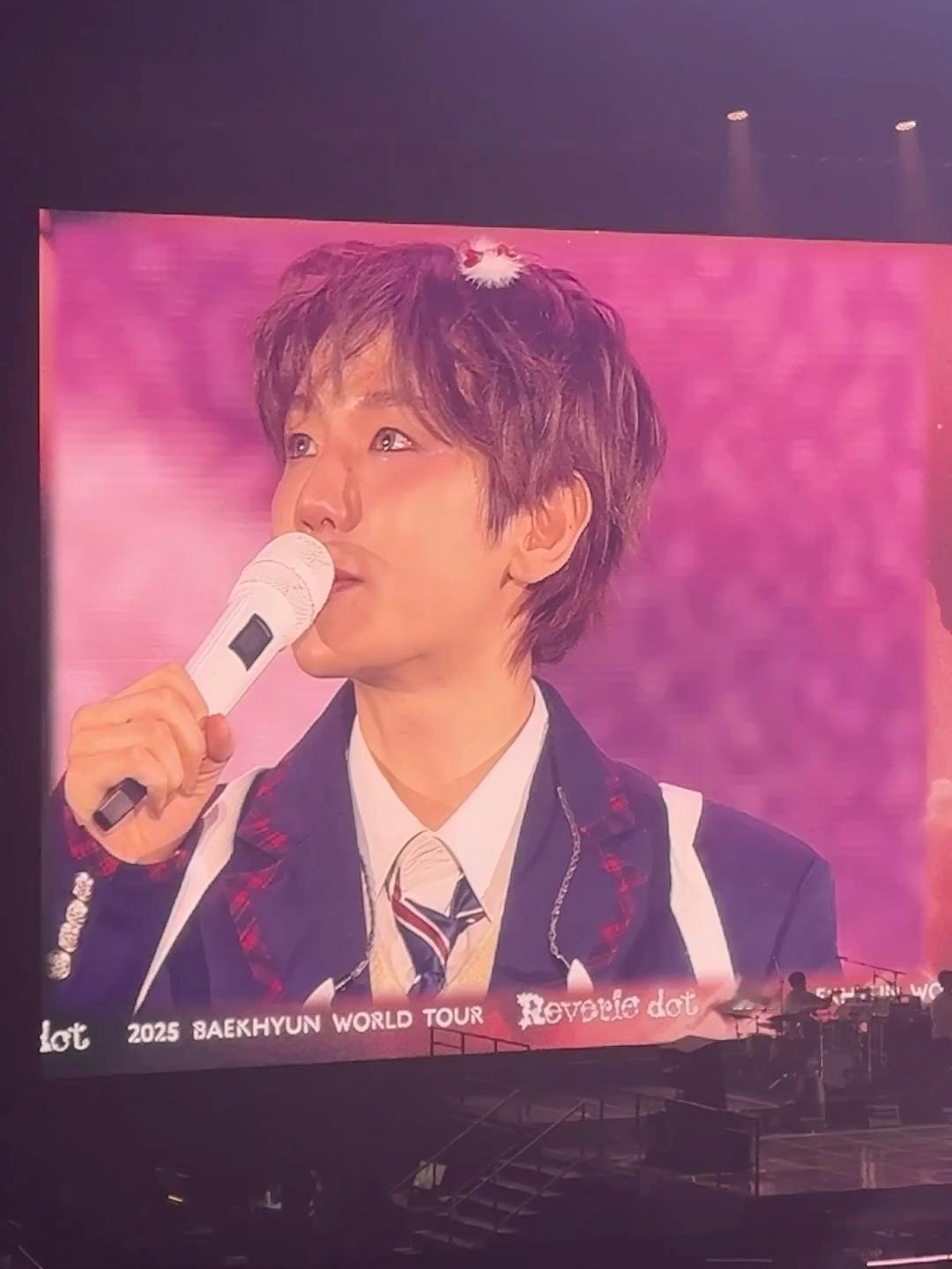 爱上了一个人眼睛不说谎眼泪总偷偷的躲在眼眶 