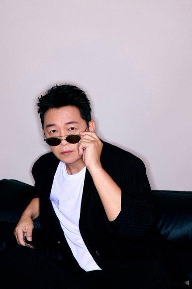 潘粤明正是带保温杯的年纪别人飙车他喝热水，别人熬夜他泡枸杞。保温杯一拿，老刑警那