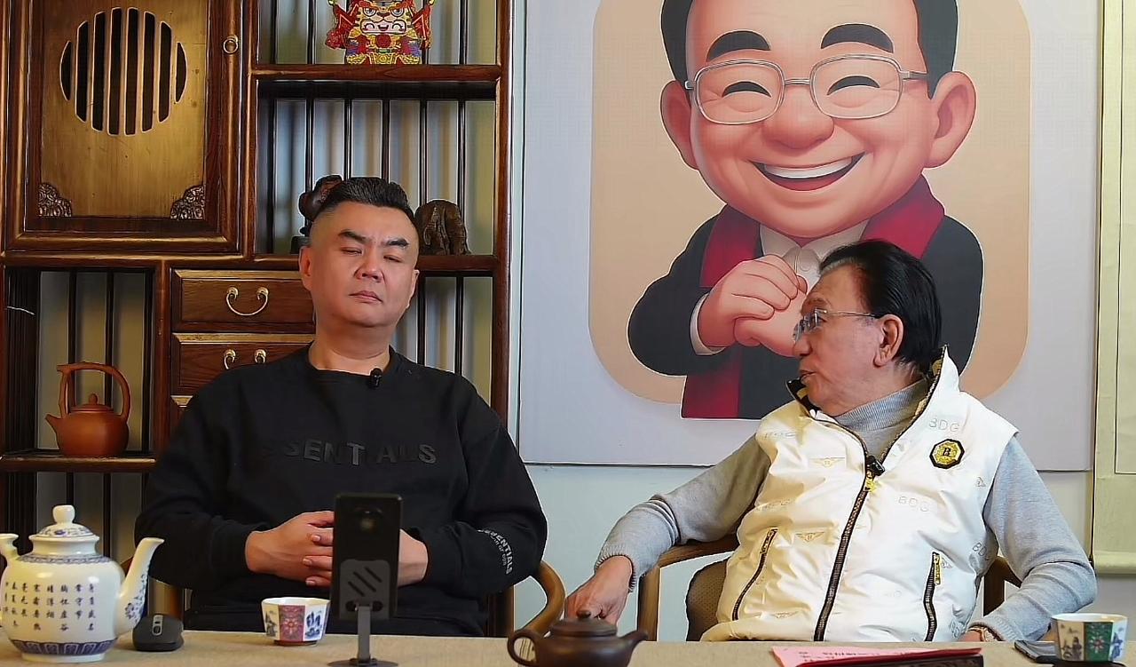 【著名相声演员张伯鑫和相声大师侯耀华直播，大聊特聊相声发展，你怎么看？】
近日，