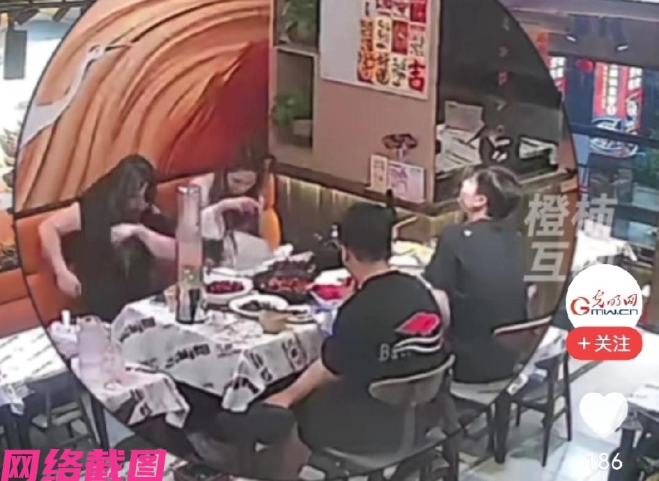 广东深圳有两女子和朋友在一家鸭煲饭店用餐时，突然女子一行人吃饭餐桌的墙角一旁出现
