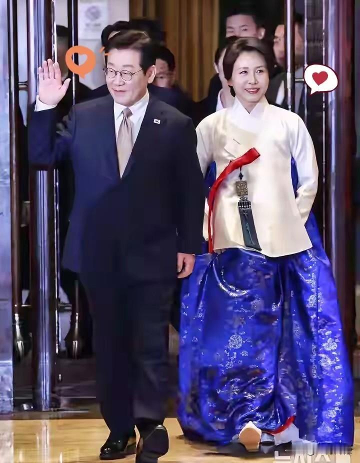 女子的这身衣服，非常的漂亮，体现了鲜明的民族特色，给人带来强烈的视觉冲击和审美享