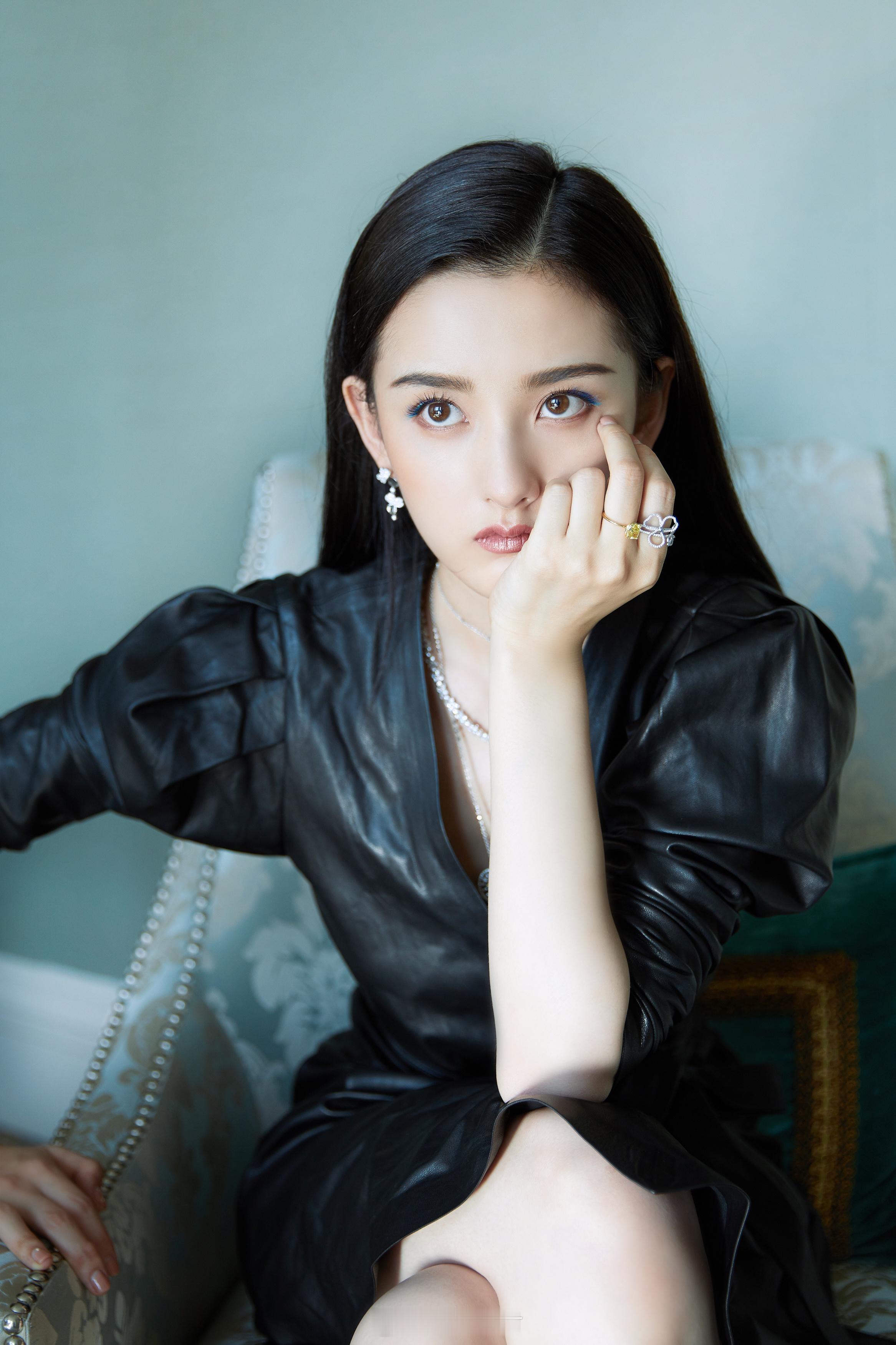 宋祖儿一字带玉足