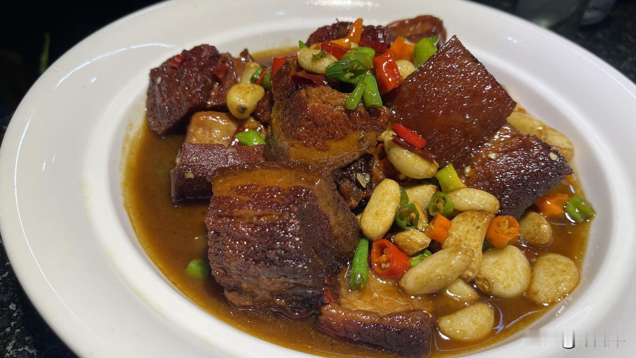 三原吃饭的大块红烧肉！
去了很多次三原，都没觉得，三原有啥特别的美食。每一次也就