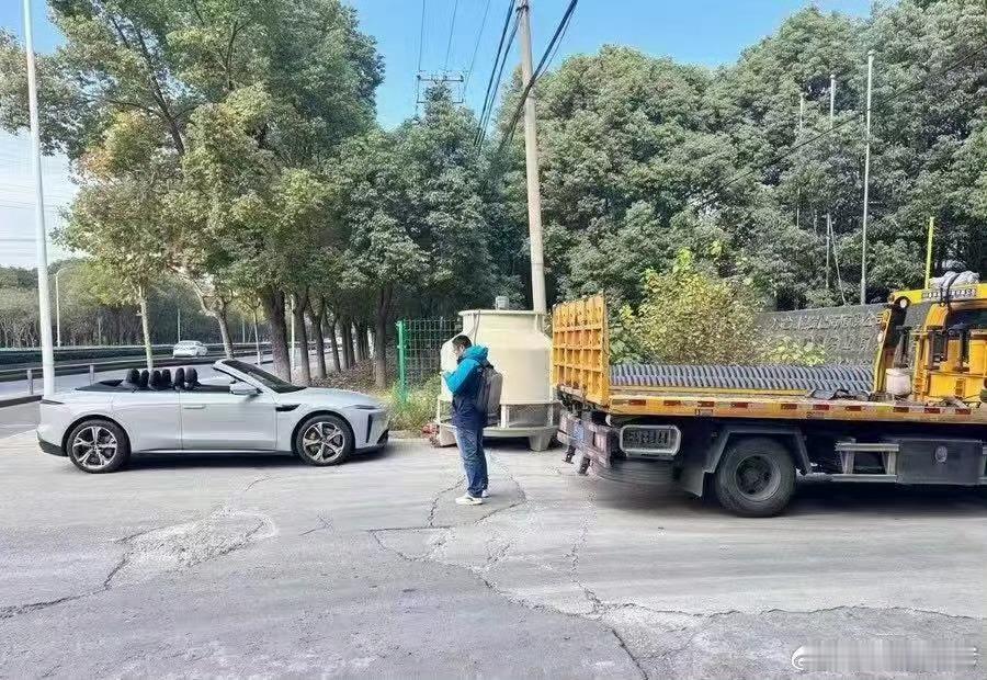 这三张应该是ai做的假图，小米在工厂里这张图看起来更真实一些，另外两张假的稍微有