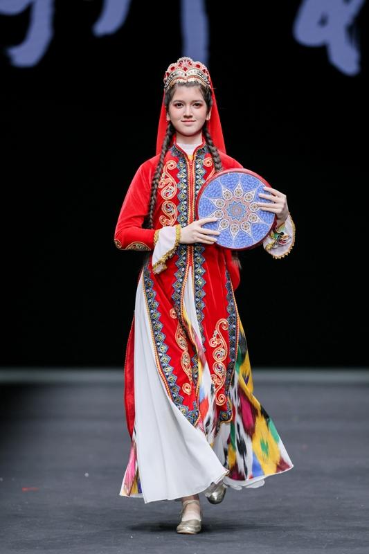 2026春季中国国际时装周上，古阿新与贵州村T·杨春林合作，推出以“56个民族新