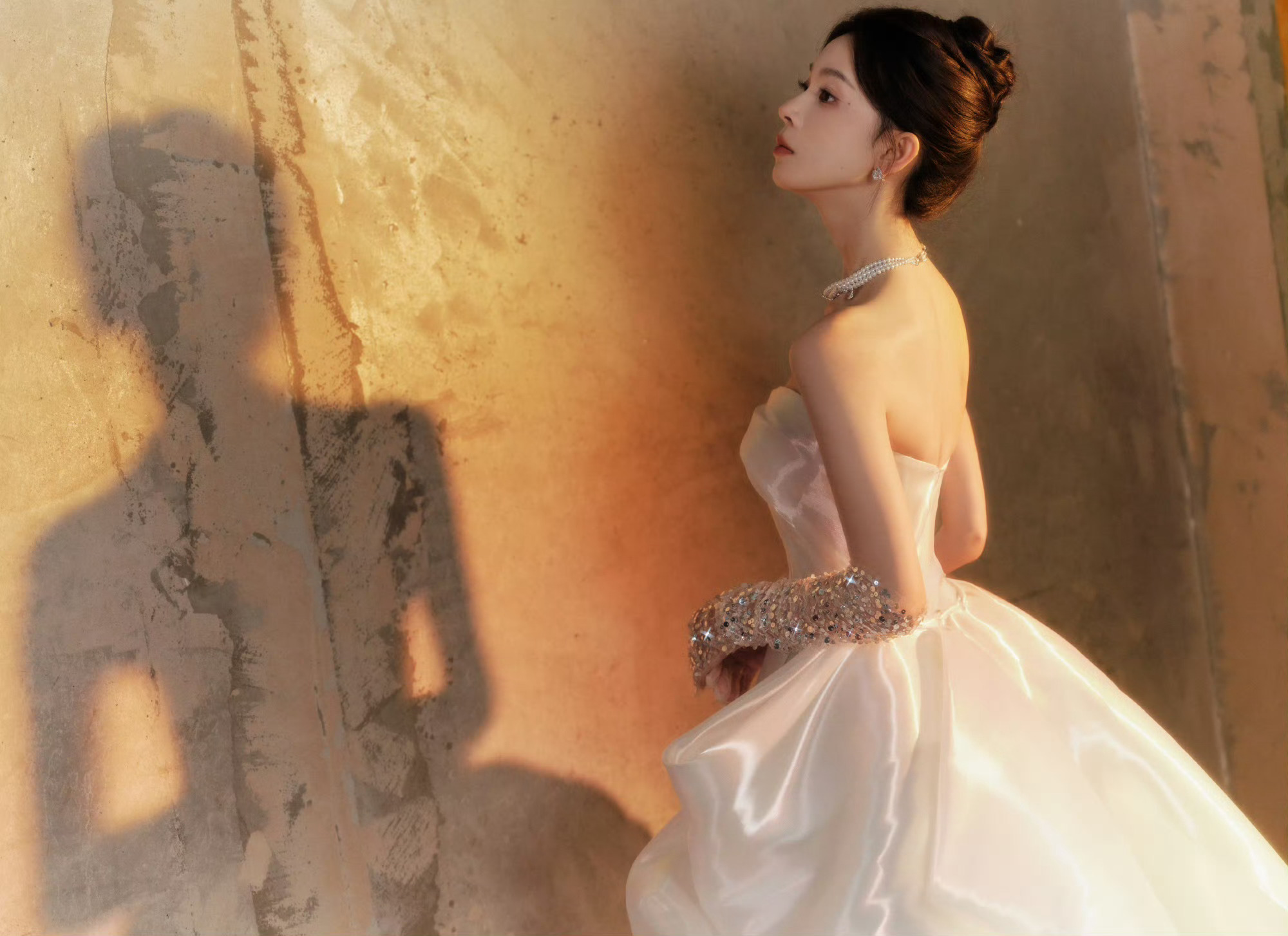 好喜欢陈瑶这件裙子,颜色好,长度也很棒,喜欢有拖曳感的！！[打call][打ca