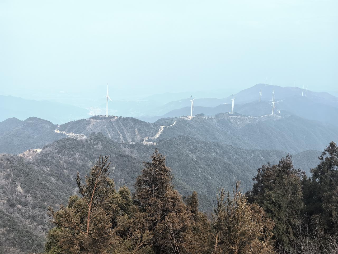 正月初三登上本地的最高峰，海拔882.4米。也许以后再也上不来了。