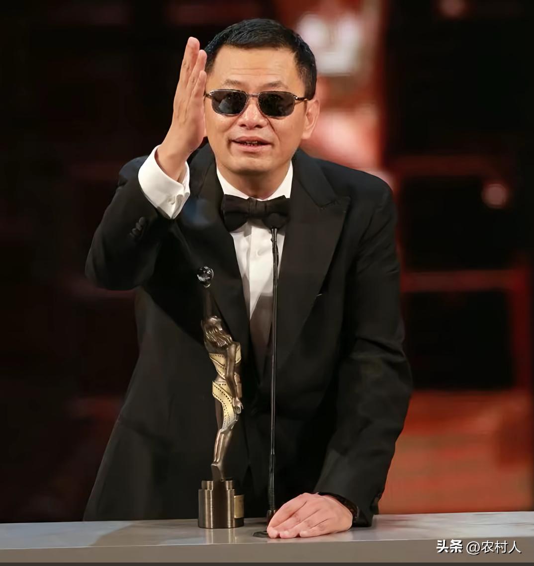 为什么王家卫出席任何场合都要戴着墨镜。他的眼睛是有问题吗？还是故意耍帅，你们知道