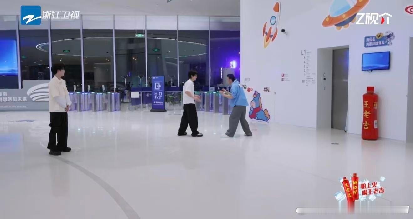 张真源连撕四人名牌终结比赛 张真源撕名牌，主打一个效率。不废话，不拖沓，上来就撕