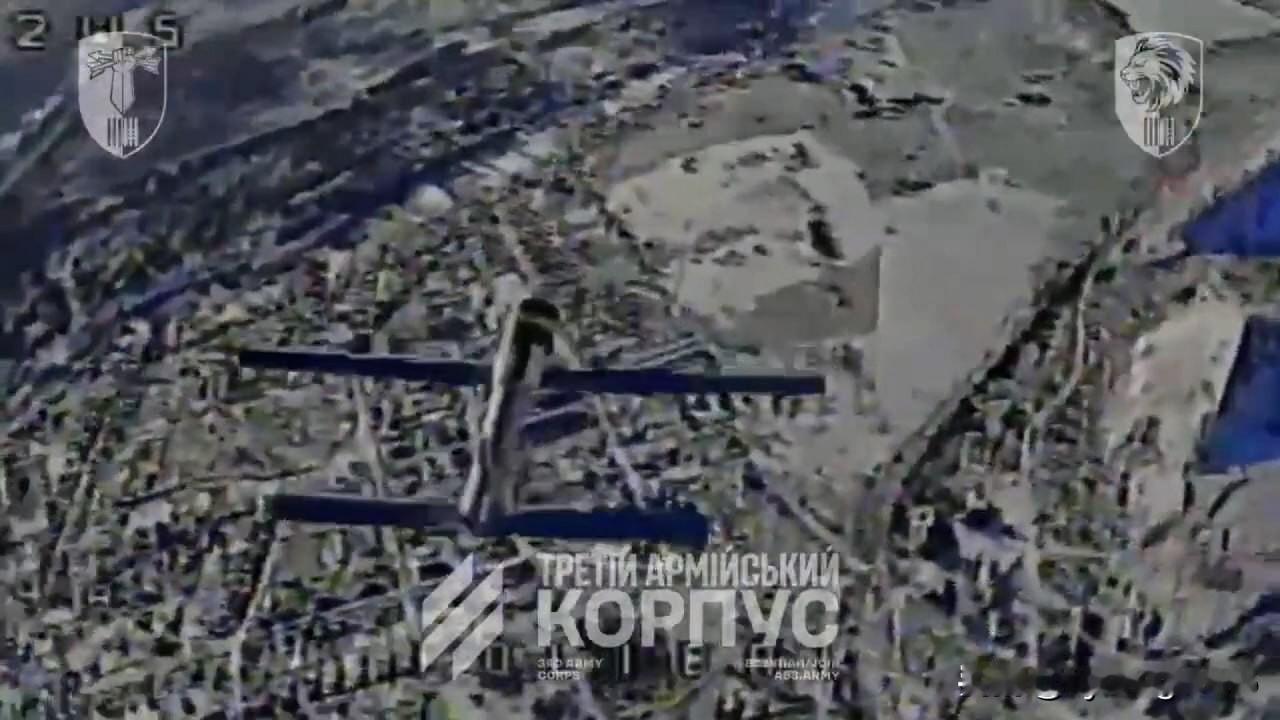 🇺🇦乌克兰一架防空无人机拦截了一枚美国制造的“弹簧刀600”（Switchb