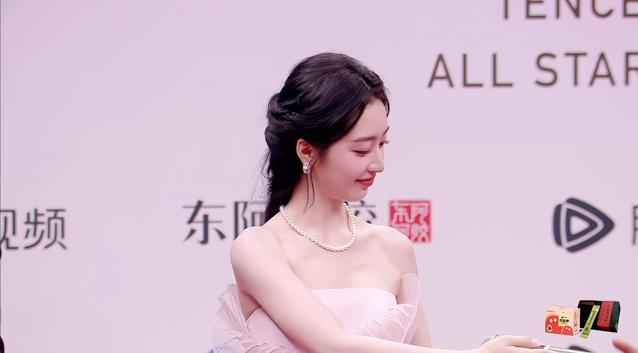 这个邓恩熙宝宝太美萌了，像一颗棉花糖星光大赏红毯