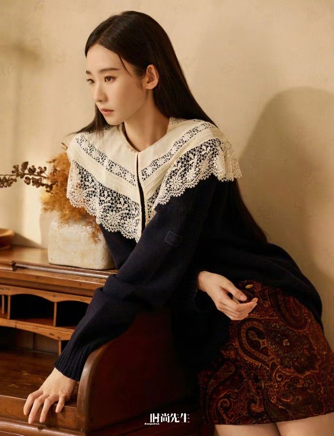 0秒get到张艺凡的高智感 清冷与温婉在她身上交织，简约穿搭更显知性气质。张艺凡