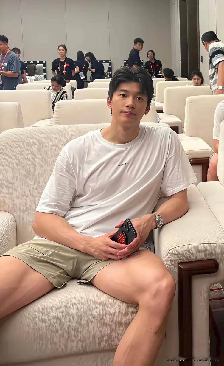 奥运冠军汪顺这大腿太粗壮了，难怪他能取得如此优秀的成绩，这大腿又粗又壮，胸肌发达