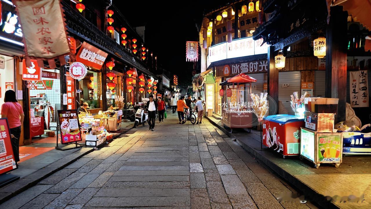 。
 
我特意挑了靠窗的位置坐下，服务员大姐嗓门亮堂却格外贴心，笑着提醒我“小姑