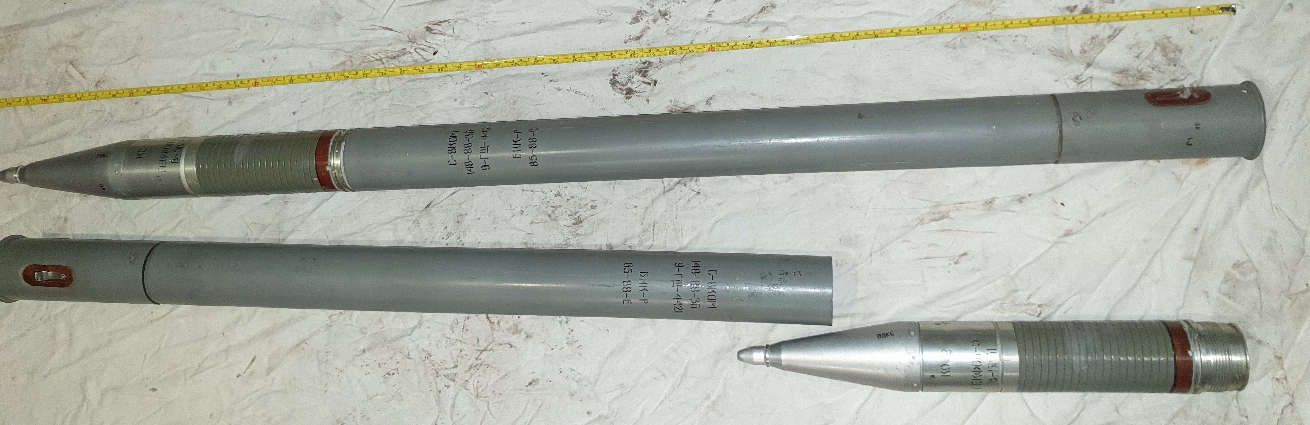 毛子把S-8KOM航空火箭的预控破片套移除，改造为FPV破甲战斗部，S-8KOM