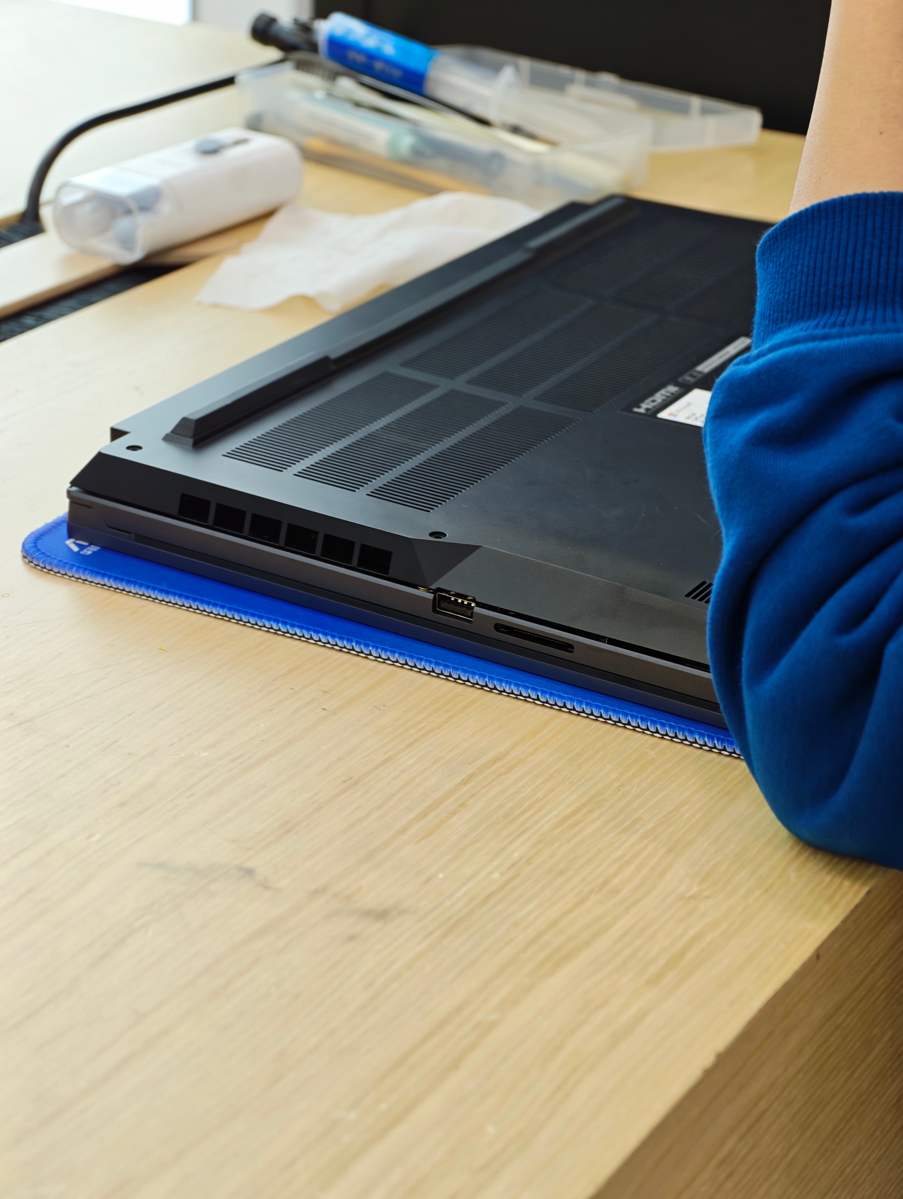 带着我的红米游戏本出来清灰了，清灰师傅搞了半天还没把机器打开，现在我们大眼瞪小眼