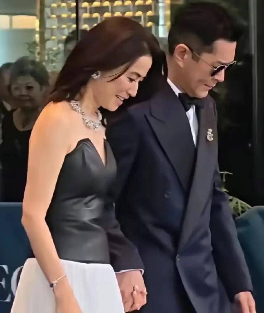 古天乐和宣萱并没有真的举办婚礼，所谓“婚礼结束后接受采访”，其实是网友对金像奖红