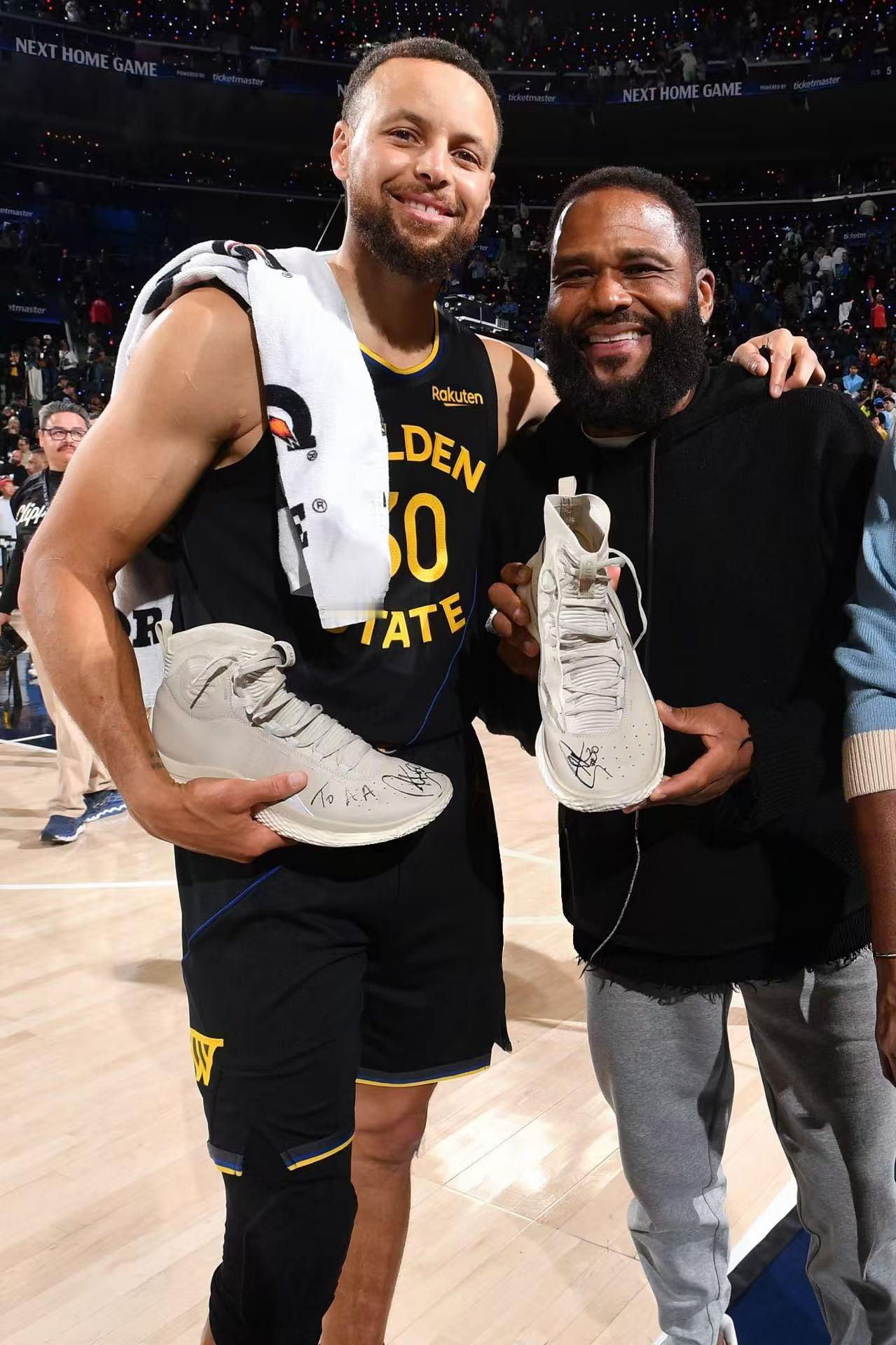 美国喜剧明星安东尼·安德森赛后收获库里To签的Curry4代Protro 球鞋。