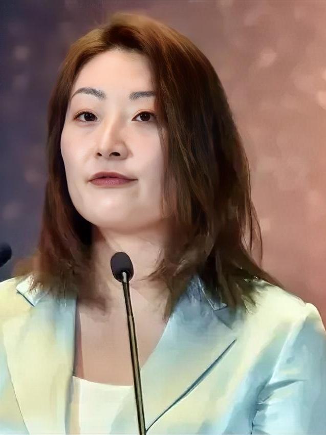 最新消息，
宗馥莉不干了，
娃哈哈的“掌门”她撒手了。

2025 年 9 月 