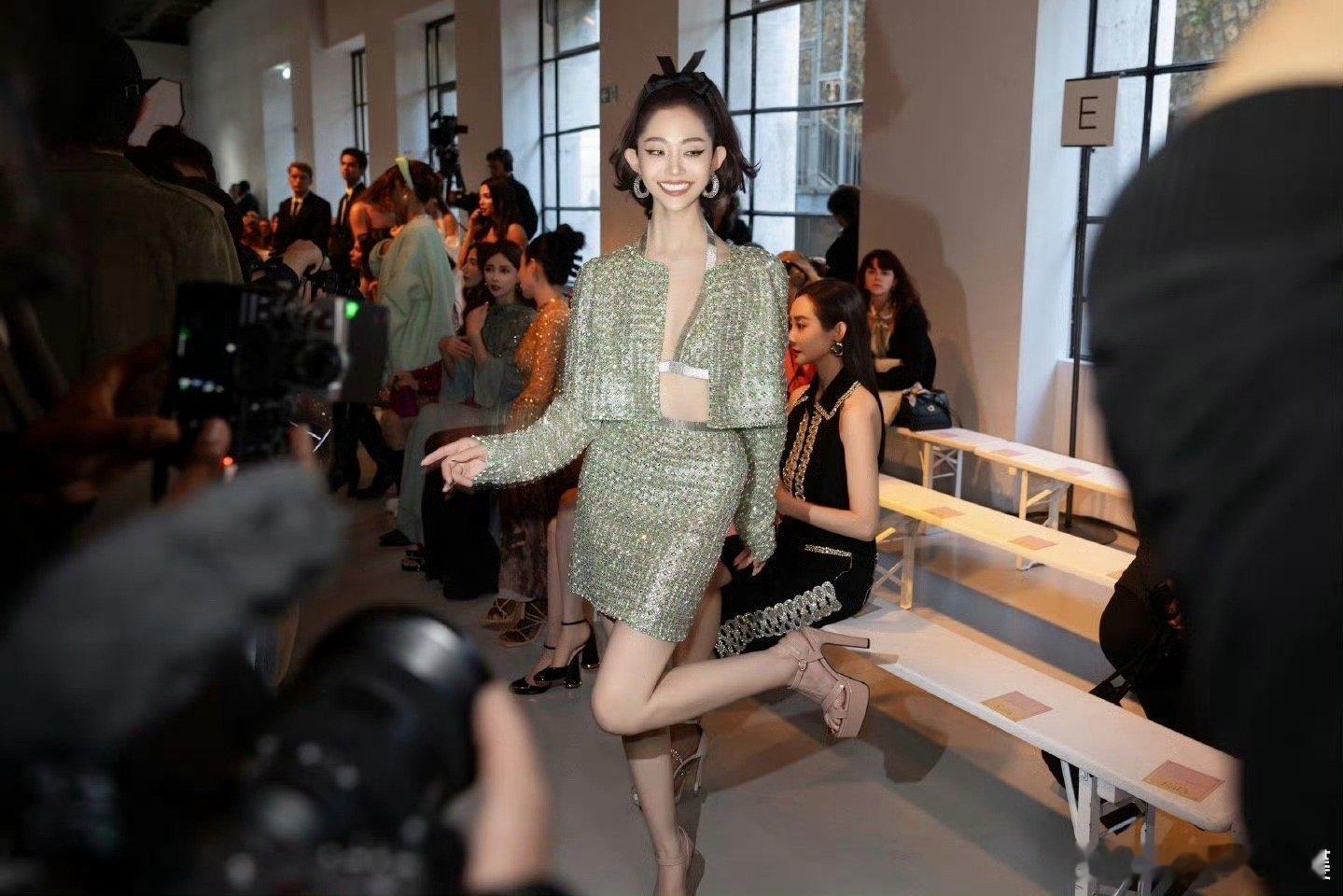 万千惠走国内红毯还是保守了看惯了她的惊艳造型，国内红毯风格明显收敛不少，少了点往