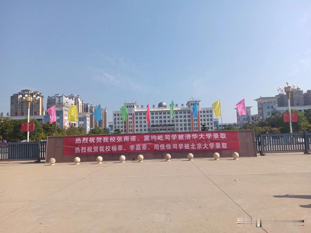 宏大的邓州一高中又踏新征程，五位骄子给无数学子带来新的希望。
邓州一高中校园深幽