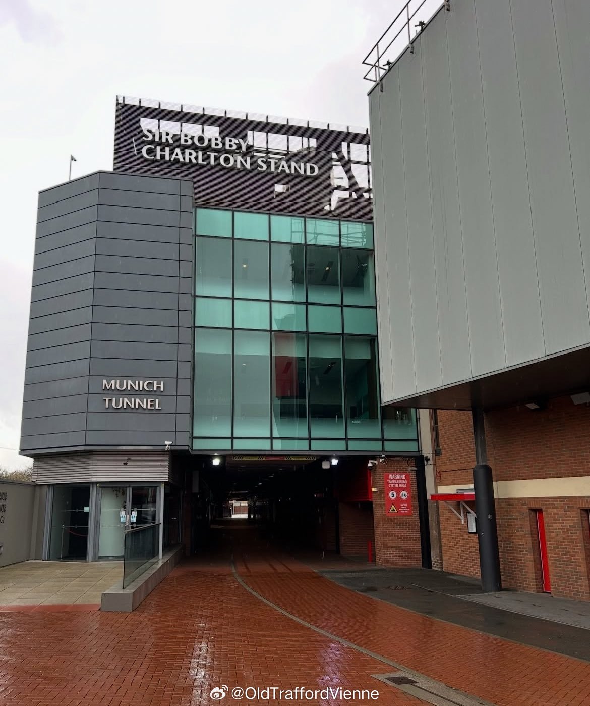 雨天老特拉福德 查尔顿爵士看台 