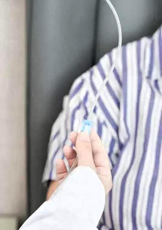 泪目了！一位网友分享说，他的同事肺癌晚期，家里备着100万治疗费，原本计划在北京