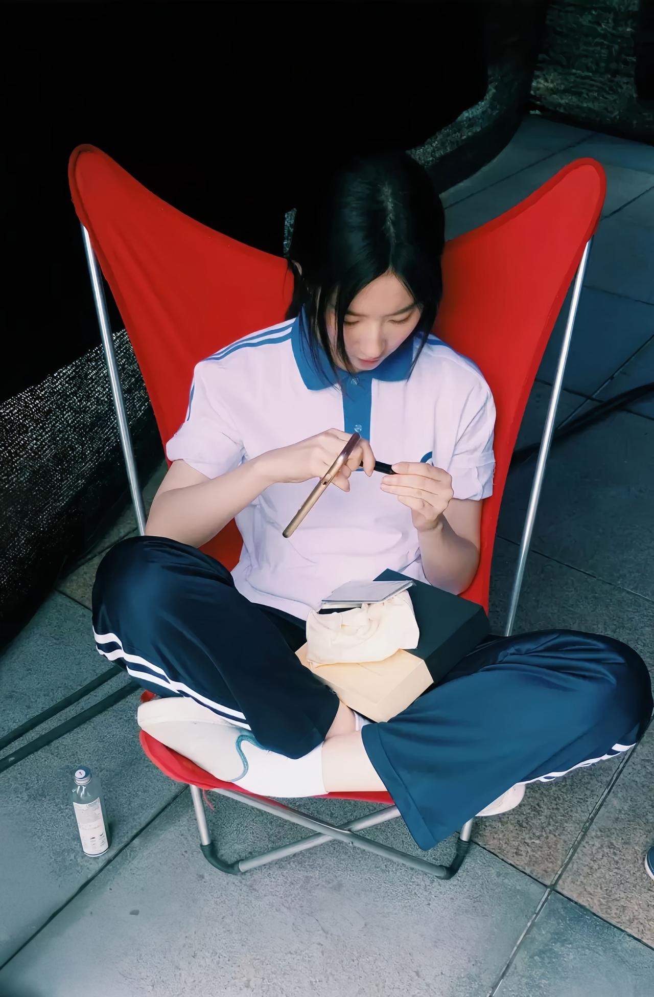 刘亦菲早期美照，她穿着校服坐在那里休息，清新感扑面而来，好美啊。刘亦菲