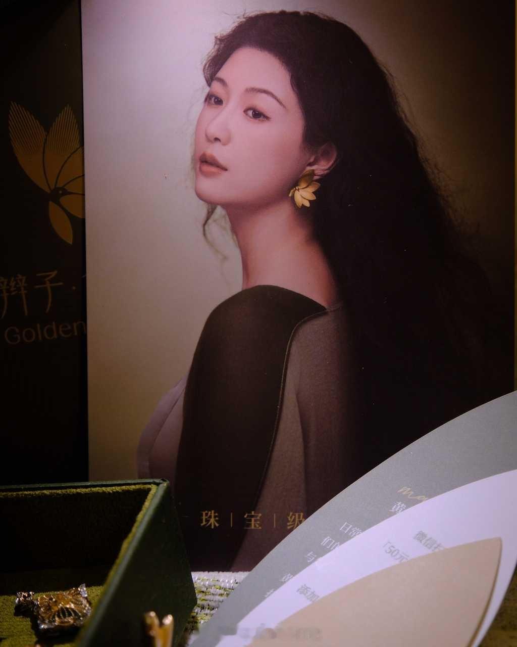 羽毛小绿盒都收到了吗，喜欢蓝盒还是绿盒？ 