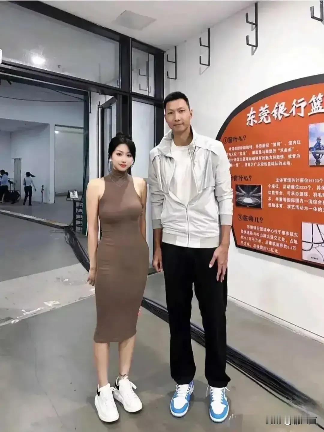 他嫖娼不嫖娼我不关心，我想问的是：一个妻儿都是美国籍的人为什么还要给他官位，哪怕
