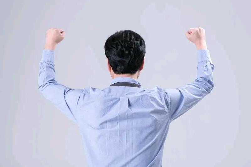 男人们凑在一起时爱谈的话题：
1、赚钱

2、女人

3、车子

4、房子

5