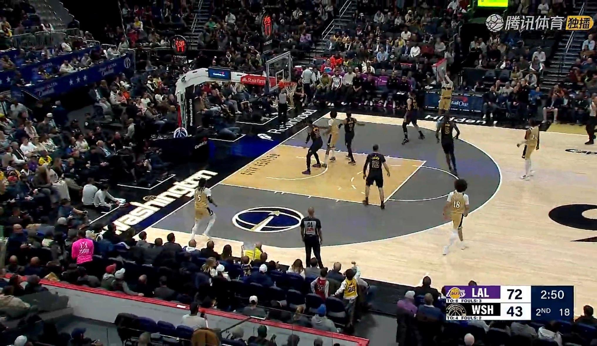 湖人领先接近30分了…… 