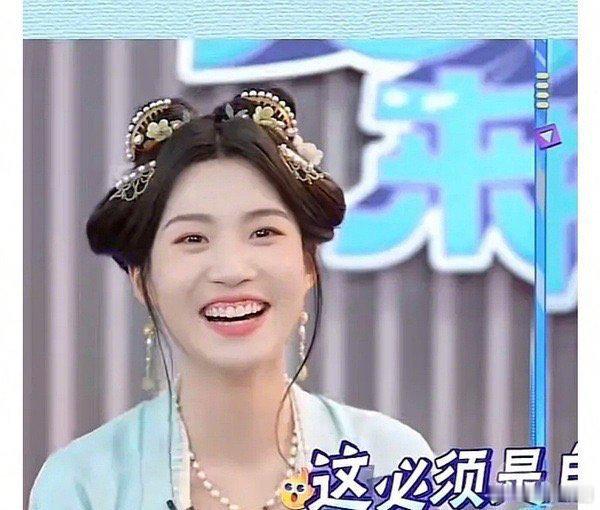 感觉卢昱晓就笑起来露的牙龈像刘亦菲 ​​​