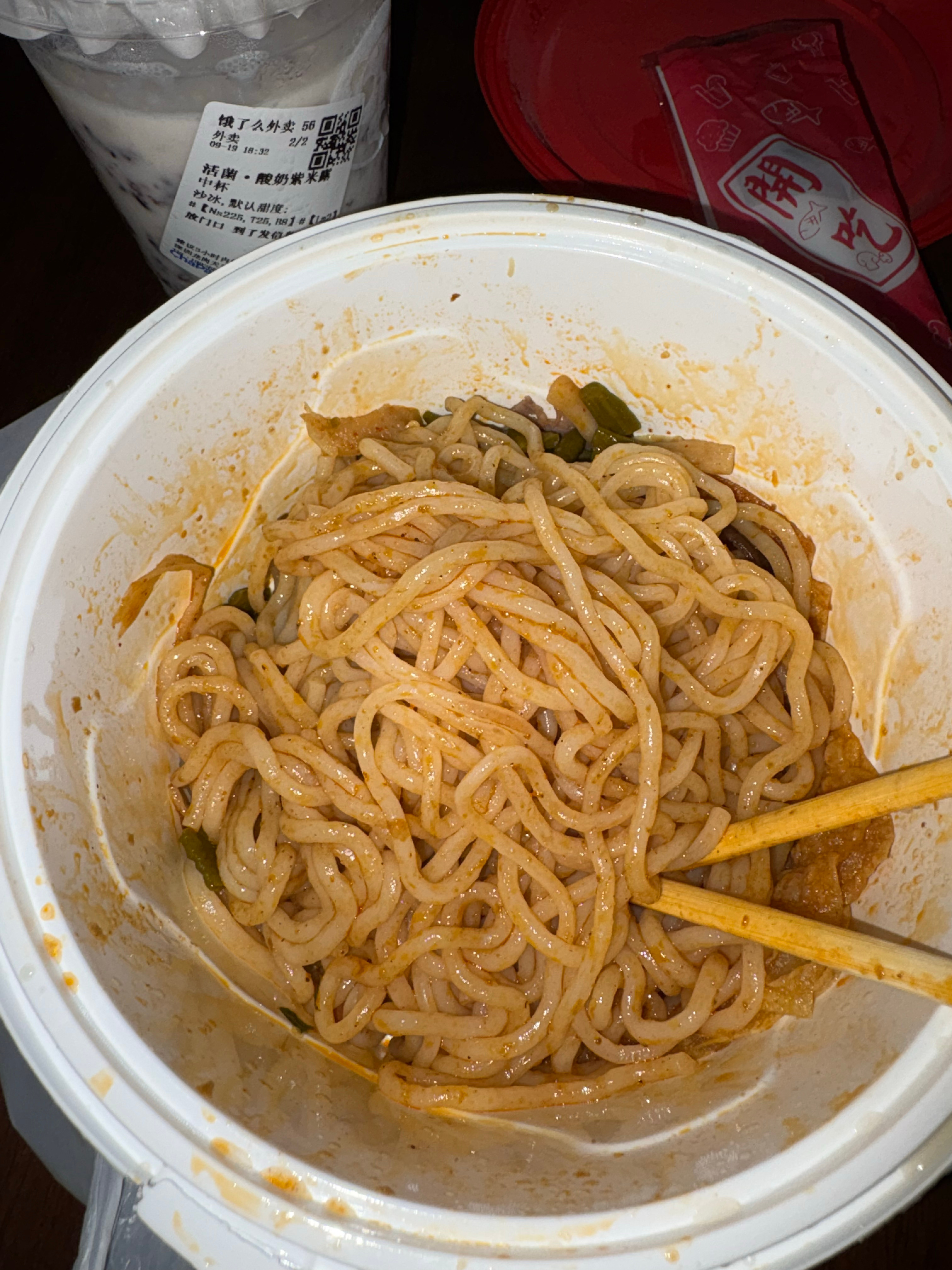 一碗炒螺蛳粉搭配一杯去冰三分糖奶茶/冰镇饮品此乃本人最心爱的搭配。无论走到哪个城