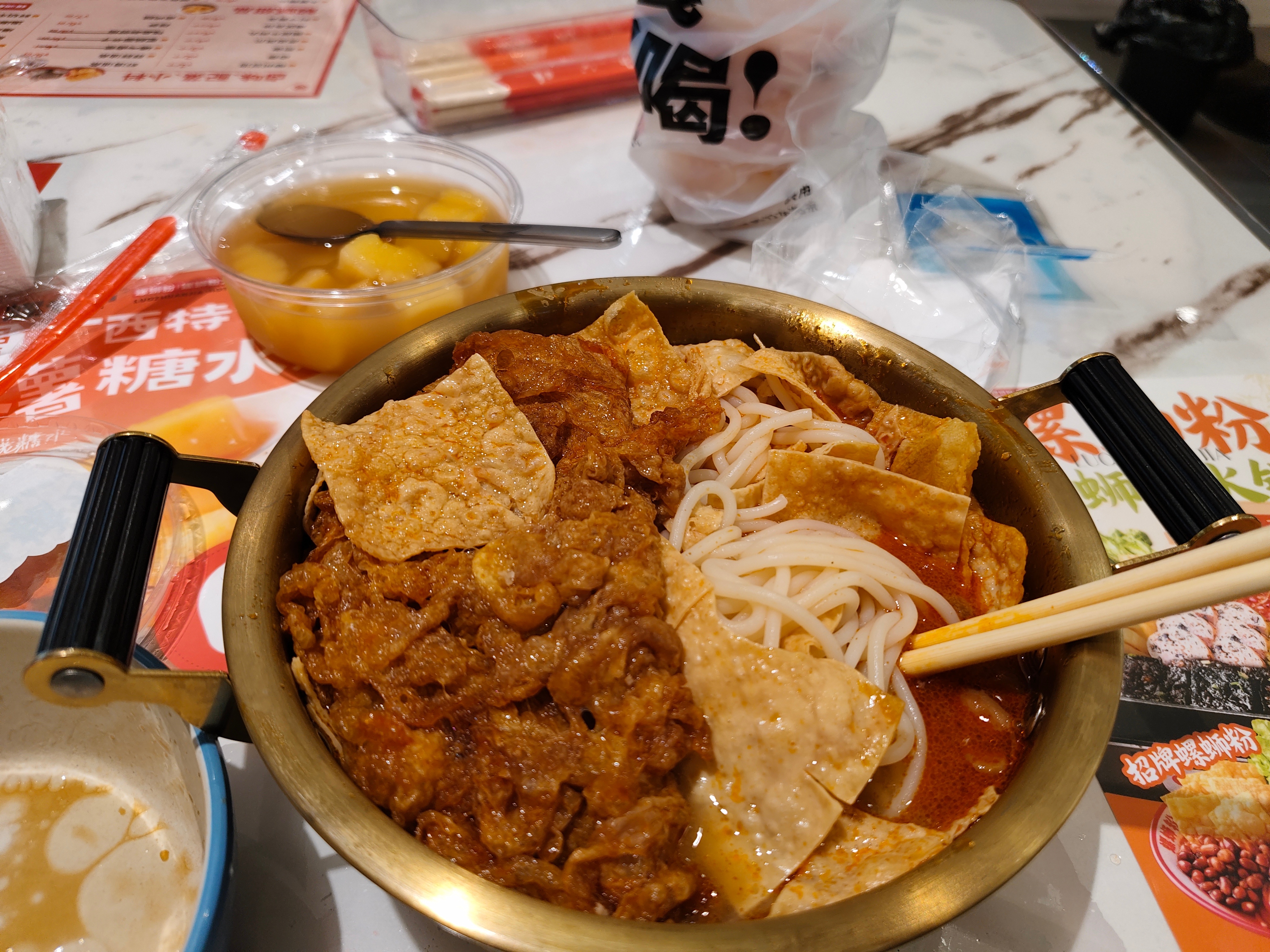 七分甜三分酸 这位小姐姐 第二次带我来吃螺蛳粉 味道还是有点大