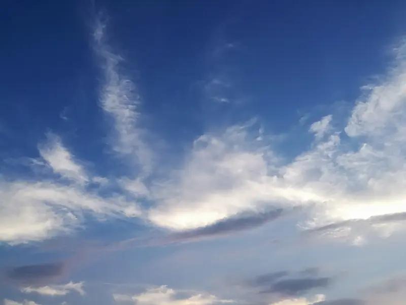 谷谷友的视频让今日的天空着实令人叫绝，宛如刚被清洗过一般，湛蓝无比。这天空，恰似