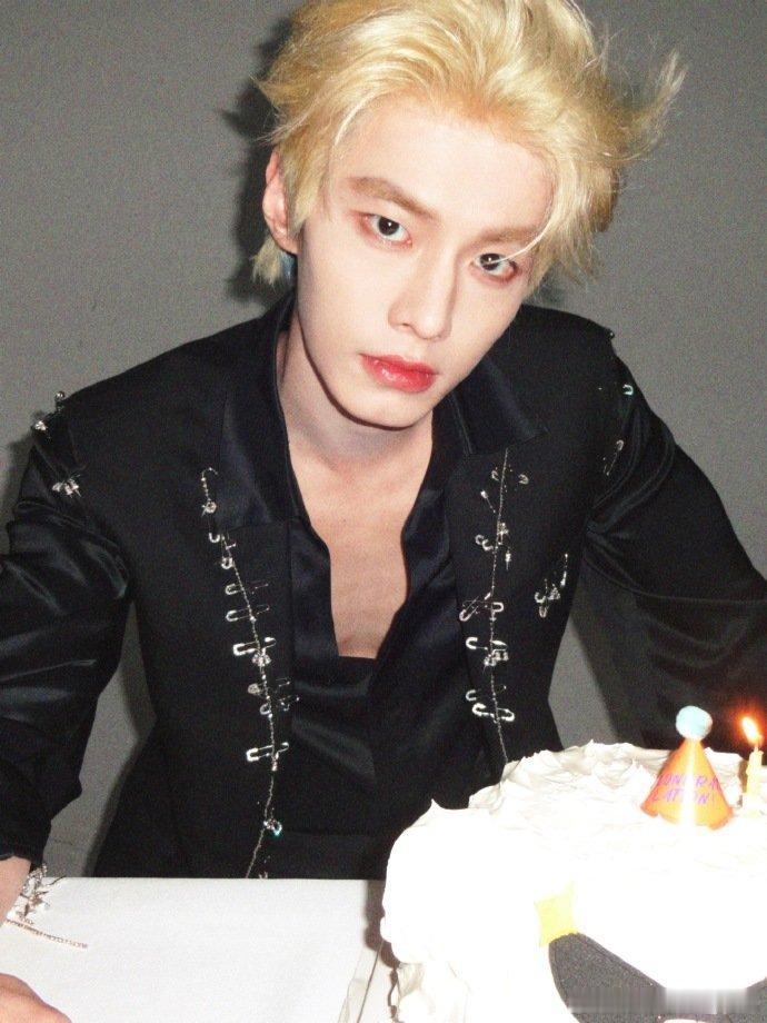 何与金发黑西装生日照 何与金发酷盖风生日大片  何与金发黑西装生日照，谁懂这个金